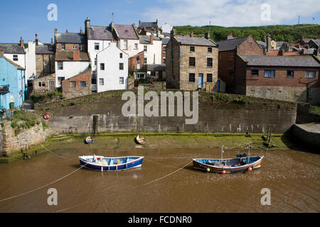 Angelboote/Fischerboote und Häuser von Fluss in Viallage Staithes Yorkshire Stockfoto