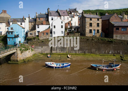 Angelboote/Fischerboote und Häuser von Fluss in Viallage Staithes Yorkshire Stockfoto