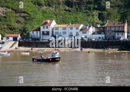 Malerisches Fischerdorf auf dem Seeweg in Staithes Yorkshire Stockfoto