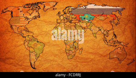 alte Vintage politische Landkarte der Welt mit Nationalflaggen Stockfoto