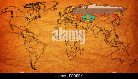 alte Vintage politische Landkarte der Welt mit Nationalflaggen Stockfoto