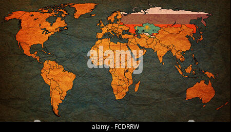 alte Vintage politische Landkarte der Welt mit Nationalflaggen Stockfoto