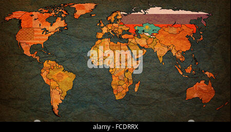 alte Vintage politische Landkarte der Welt mit Nationalflaggen Stockfoto