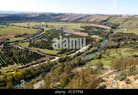 Blick auf Fluss Guadalete und Landschaft von Arcos De La Frontera, Provinz Cadiz, Spanien Stockfoto