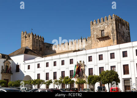 Burg und Ayuntiamiento, Plaza del Cabildo, Dorf Arcos De La Frontera, Provinz Cadiz, Spanien Stockfoto