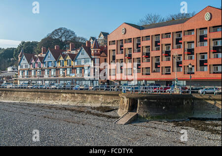 Penarth Esplanade im Süden Wales als von Penarth Pier, an einem sonnigen Wintertag betrachtet Stockfoto