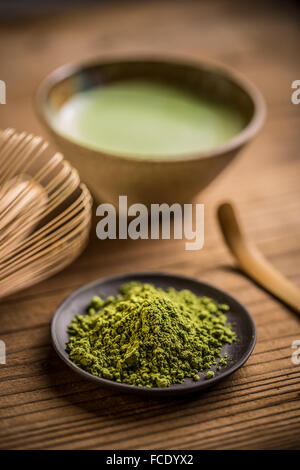 Matcha, Grüntee Pulver in schwarze Platte Stockfoto