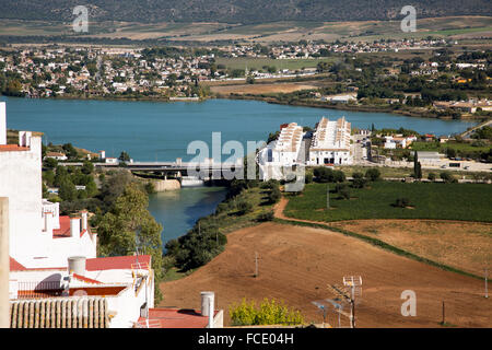 Stausee See besetzen überschwemmten Tal Land, Dorf von Arcos De La Frontera, Provinz Cadiz, Spanien Stockfoto