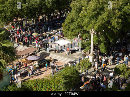 Erhöhte Ansicht der Menschen am Straßenmarkt, Jerez De La Frontera, Spanien Stockfoto