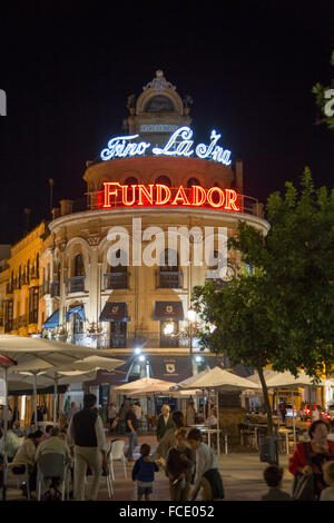 El Gallo Azul Rotunde Café 1929 Werbung Fundador Weinbrand, Jerez De La Frontera, Spanien erbaute Gebäude beleuchtet nachts Stockfoto