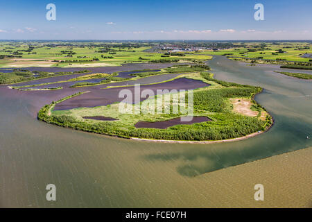Niederlande, Kampen, Hügel der IJssel Fluss in See genannt Ketelmeer. Naturschutzgebiet IJsselmoding. Luftbild Stockfoto
