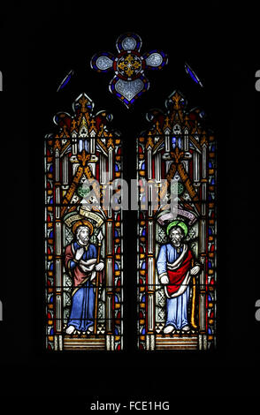 Glasfenster von William Warrington mit Darstellungen der Apostel St Thomas und St James the Less, All Saints Church, Beighton, Norfolk Stockfoto