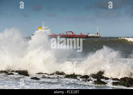 Niederlande, Rotterdam, chemischer Tanker kommt im Hafen von Rotterdam aus der Nordsee. Sturm Stockfoto