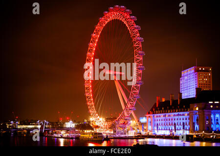 Berühmten London Eye Riesenrad am Abend Stockfoto