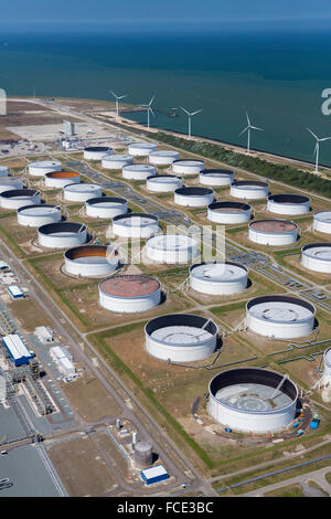 Niederlande, Rotterdam, Hafen von Rotterdam. Maasvlakte II, zwei Öl-Lagerung. Luftbild Stockfoto