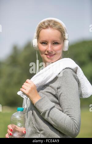 Porträt einer hübsche blonde Frau tun, Sport im park Stockfoto