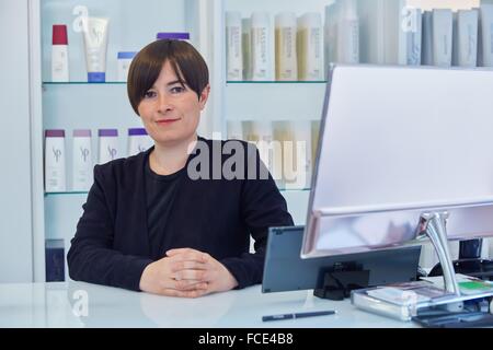 Frau Friseur Salon Rezeption Friseur Und Beauty Klinik Friseursalon Stockfotografie Alamy