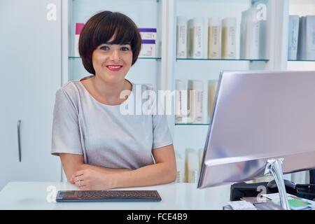 Frau Friseur Salon Rezeption Friseur Und Beauty Klinik Friseursalon Stockfotografie Alamy