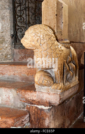 Romanische Löwen 13. Jahrhundert Franziskaner-Kirche im historischen Zentrum der Stadt Salzburg, ein UNESCO-World Heritage Si Stockfoto