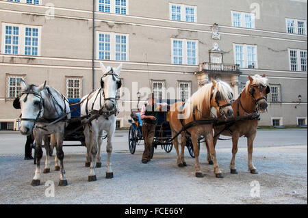 Fiaker auf dem Domplatz, das historische Zentrum der Stadt Salzburg, ein UNESCO-Weltkulturerbe, Österreich Stockfoto