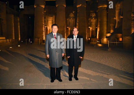 21. Januar 2016 - Luxor, Ägypten - chinesische Präsident Xi Jinping (L) in Ägypten für einen zweitägigen Besuch in bilateraler Zusammenarbeit mit ägyptischen Präsidenten Abdel-Fattah as-Sisi, Kennzeichnung des chinesischen Präsidenten ersten Besuchs in den Nahen Osten in 10 Jahren, während eine Abendvorstellung im Luxor-Tempel zu diskutieren.  Die beiden Führer werden Donnerstag eine Reihe von Wirtschaftsabkommen, darunter eine für Zivilluftfahrt, mehrere Stromprojekte und eine Einigung über die Möchtegern konstruiert aus Ägyptens neue Verwaltungshauptstadt unterzeichnen.  Die beiden Präsidenten abhalten eine Pressekonferenz am Donnerstag im Kasr El-Kobba Palace in Cai. Stockfoto