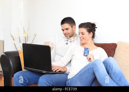 Frankreich, paar junge zu Hause, online einkaufen Stockfoto