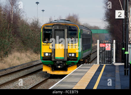 London Midland Klasse 153 Diesel-Zug Ankunft am Bahnhof Coventry Arena, Coventry, UK Stockfoto