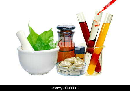 Kräutermedizin Produkte und Medizin Grinder isoliert auf weißem Hintergrund in der Medizin vom Naturprodukt Konzept. Stockfoto