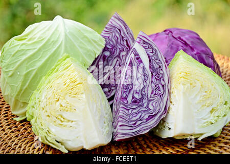 Schneiden Sie Bio Grün und lila Kohl geschlossen bis auf natürlichen grünen Hintergrund. Stockfoto