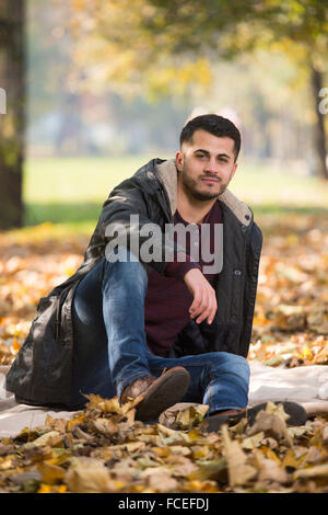 Porträt eines jungen Mannes im Wald im Herbst Stockfoto