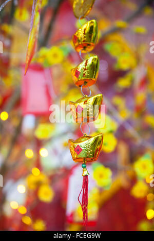 Chinese Lunar New Year ot Tet Dekorationen auf der Straße, Vietnam. Stockfoto