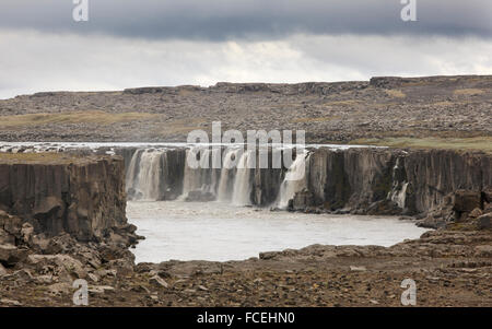 Landschaft mit Wasserfall und vulkanischen Gesteinen. Island. Stockfoto