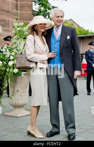 Nürnberg, Deutschland. 17. Mai 2014. Datei - CEO Anton Wolfgang Graf von Faber-Castell posiert mit seiner Frau Mary (2 l) vor der evangelischen Marthin Luther-Kirche für die Hochzeit von Graf Anton Andreas von Faber-Castell in Stein bei Nürnberg, Deutschland, 17. Mai 2014. Foto: Daniel Karmann/Dpa/Alamy Live News Stockfoto