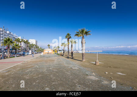 Finikoudes Strand - Stadt Larnaka, Zypern Stockfoto