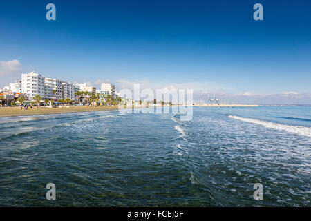 Finikoudes Strand - Stadt Larnaka, Zypern Stockfoto