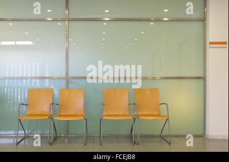 Warte- und Ruhebereich mit metallischen Stühlen. Horizontale. Stockfoto