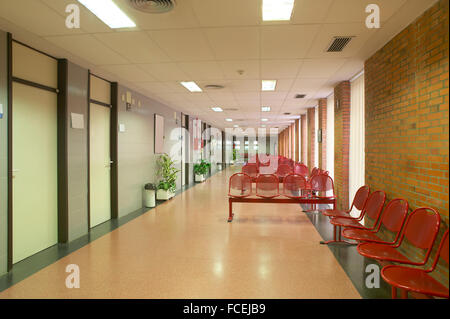 Krankenhaus Wartebereich mit metallischen Stühlen. Horizontale. Stockfoto