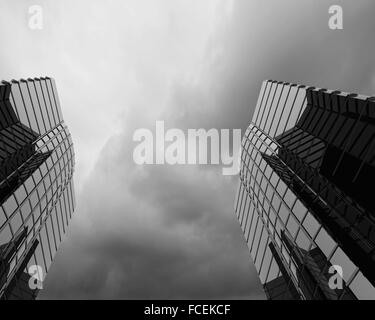 Bild unten der Wolkenkratzer mit Donner, Blitz, Himmel Stockfoto