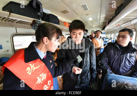 Taiyuan, China Shanxi Provinz. 22. Januar 2016. Ein Zug damit verbundenen (L) hilft sich blinde Studentin (C) für den Sitz in einem Zug in Taiyuan, Hauptstadt von Nord-China Shanxi Provinz, am 22. Januar 2016. Bildnachweis: Cao Yang/Xinhua/Alamy Live-Nachrichten Stockfoto