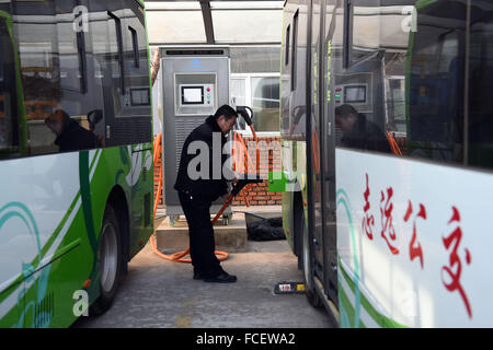 Chengde, Chinas Provinz Hebei. 22. Januar 2016. Ein Treiber lädt die Elektrobusse an der Ladestation in Longhua county, Chengde Stadt, Nordchinas Provinz Hebei, am 22. Januar 2016. © Jin Liangkuai/Xinhua/Alamy Live-Nachrichten Stockfoto