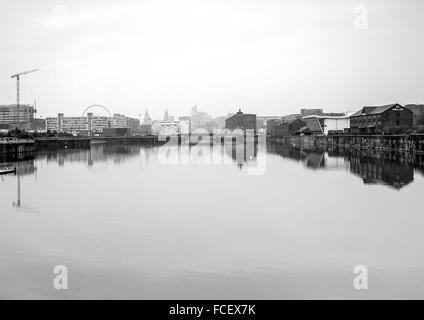 Liverpool Skyline spiegelt sich in den Docks Stockfoto