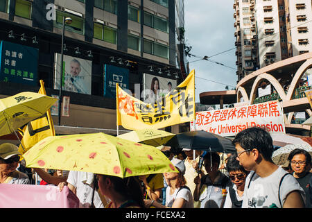 HONG KONG - 1. Juli: Hong Kong Leute zeigen ihre Unzufriedenheit nach Hong Kong von März auf 1. Juli 2015 in Hong Kong. Stockfoto