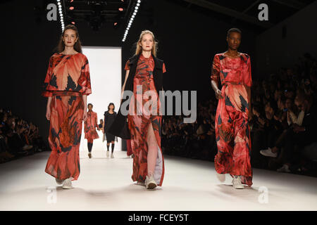 Berlin, Deutschland. 22. Januar 2016. Modelle zeigen Kreationen des Designers Anne Gorke in der Mercedes-Benz Fashion Week in Berlin, Deutschland, 22. Januar 2016. Die Herbst-Winter 2016/2017-Kollektionen werden auf der Berlin Fashion Week präsentiert. Foto: JENS KALAENE/DPA/Alamy Live-Nachrichten Stockfoto