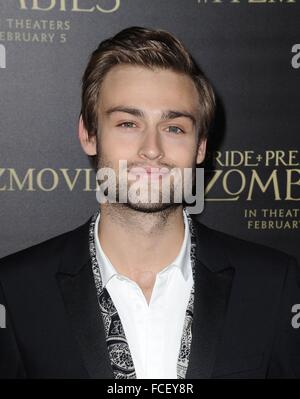 Los Angeles, CA, USA. 21. Januar 2016. Douglas Booth im Ankunftsbereich für stolz und Vorurteil und ZOMBIES, Harmony Gold Theater, Los Angeles, CA 21. Januar 2016. Bildnachweis: Dee Cercone/Everett Collection/Alamy Live-Nachrichten Stockfoto