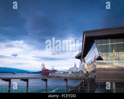 Im Vordergrund das Westgebäude des Vancouver Convention Centre. Das East Building (Canada Place) ist im Hintergrund. Stockfoto