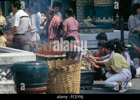 Alte Singapur circa 1982 Räucherstäbchen brennt bei chinesischen Tempel Stockfoto