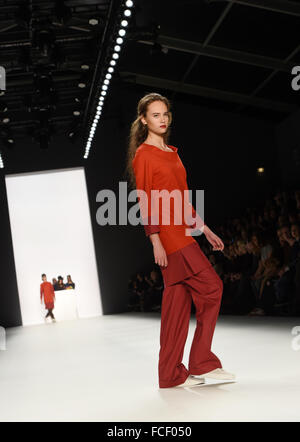 Berlin, Deutschland. 22. Januar 2016. Modelle zeigen Kreationen des Designers Anne Gorke in der Mercedes-Benz Fashion Week in Berlin, Deutschland, 22. Januar 2016. Die Herbst-Winter 2016/2017-Kollektionen werden auf der Berlin Fashion Week präsentiert. Foto: JENS KALAENE/DPA/Alamy Live-Nachrichten Stockfoto