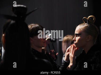 Berlin, Deutschland. 22. Januar 2016. Hinter den Kulissen vor der Show der Designerin Irene Luft auf der Mercedes-Benz Fashion Week in Berlin, Deutschland, 22. Januar 2016. Die Herbst-Winter 2016/2017-Kollektionen werden auf der Berlin Fashion Week präsentiert. Foto: JENS KALAENE/DPA/Alamy Live-Nachrichten Stockfoto