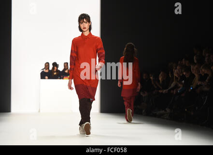 Berlin, Deutschland. 22. Januar 2016. Modelle zeigen Kreationen des Designers Anne Gorke in der Mercedes-Benz Fashion Week in Berlin, Deutschland, 22. Januar 2016. Die Herbst-Winter 2016/2017-Kollektionen werden auf der Berlin Fashion Week präsentiert. Foto: JENS KALAENE/DPA/Alamy Live-Nachrichten Stockfoto