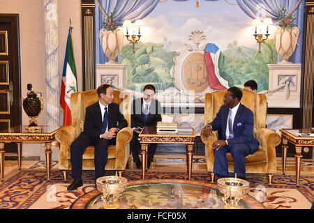 (160122)--MALABO, 22. Januar 2016 (Xinhua)--Äquatorial-Guinea Präsident Teodoro Obiang Nguema Mbasogo (vorne R) trifft sich mit Wang Jiarui (vorne L), stellvertretender Vorsitzender des Nationalkomitees der politischen Konsultativkonferenz des chinesischen Volkes in Malabo, der Hauptstadt von Äquatorial-Guinea, am 22. Januar 2016. (Xinhua) Stockfoto